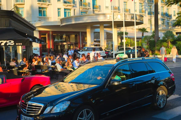 Pessoas a arrefecer em Cannes — Fotografia de Stock