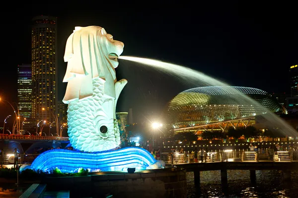 Merlion in singapore's nachts — Stockfoto