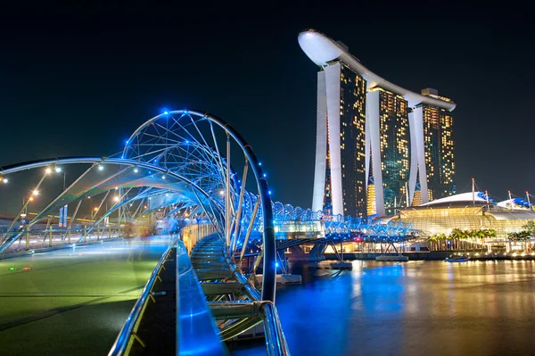 Helix bridge och marina bay sands — Stockfoto