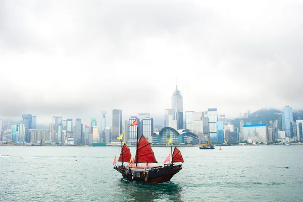 Boot schwimmt zum Hongkong — Stockfoto