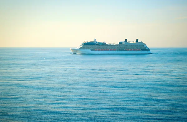 Cruise gemisi günbatımında — Stok fotoğraf