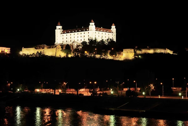 Bratislava slott på natten — Stockfoto