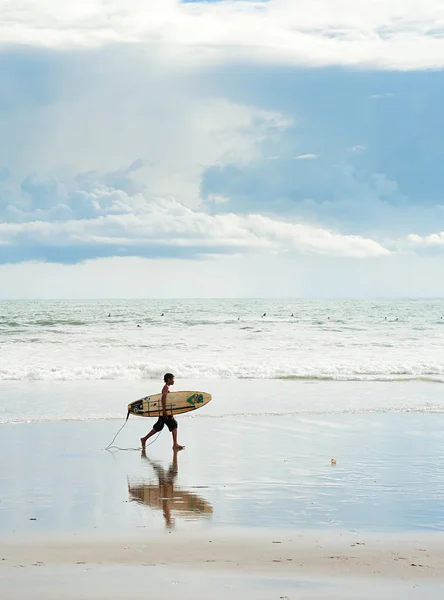 Balinesischer Surfer — Stockfoto