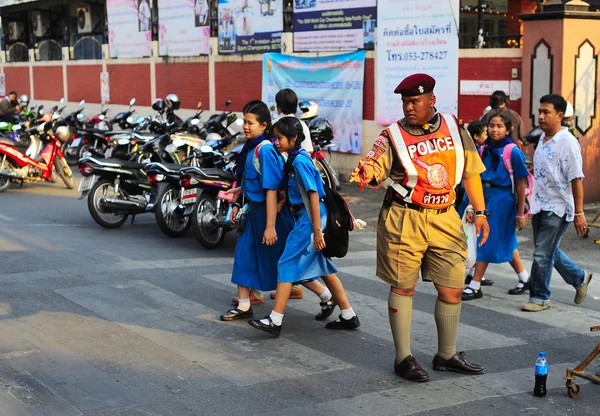 Politieagent op het werk in chiang mai — Stockfoto