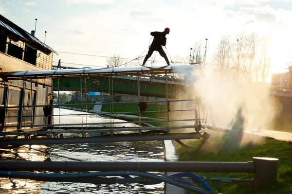 Man schoonmaak drijvend restaurant — Stockfoto