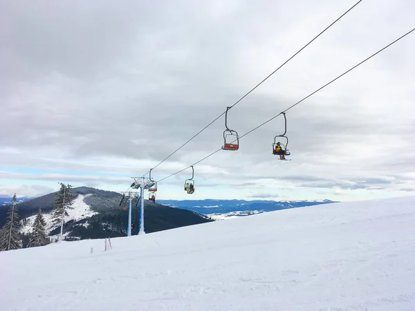 Kayak Merkezi Teleferiğe Binen Insanlar Dağdaki Kar Manzarası Carpathin Dağları — Stok fotoğraf