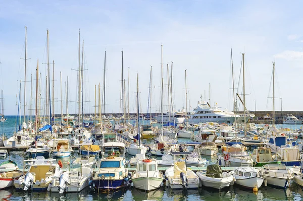 Barcos Motor Iates Ancorados Marina Dia Sol Brilhante Itália — Fotografia de Stock