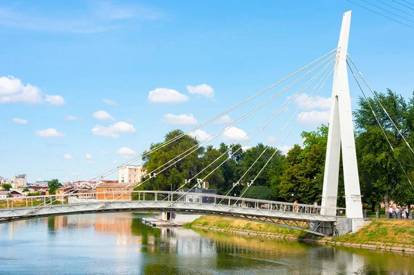 Pieszy Mariinsky Most Nad Rzeką Lopan Słońce Letni Widok Charków — Zdjęcie stockowe