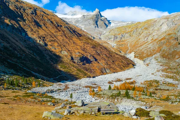 Horská Krajina Zasněženým Vrcholem Slunci Alpy Itálie — Stock fotografie