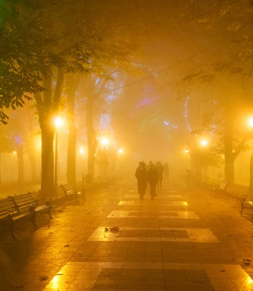 Lidé Procházející Centru Oděsy Osvětlovali Uličku Husté Noční Mlze Odessa — Stock fotografie