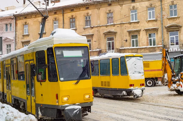 Tranvías Amarillos Quitanieves Colapso Nieve Calle Lviv Ucrania —  Fotos de Stock