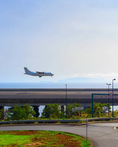 Flygplanslandning Flygplatsen Rymmen Funchal Madeira — Stockfoto