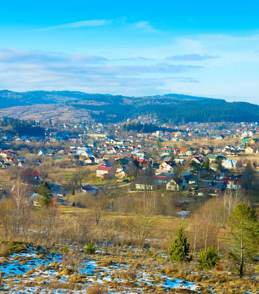 カルパチア山脈の村と冬の風景 ウクライナのSkhidnytsya — ストック写真