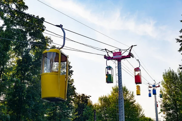 Nowa Kolorowa Linia Kablowa Nad Parkiem Zachodzie Słońca Charków Ukraina — Zdjęcie stockowe