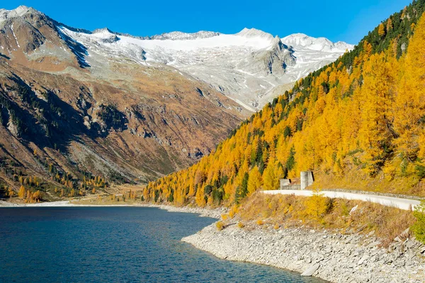 Landschappelijke Bergweg Alpen Blauw Meer Met Bos Bedekte Hellingen Besneeuwde — Stockfoto