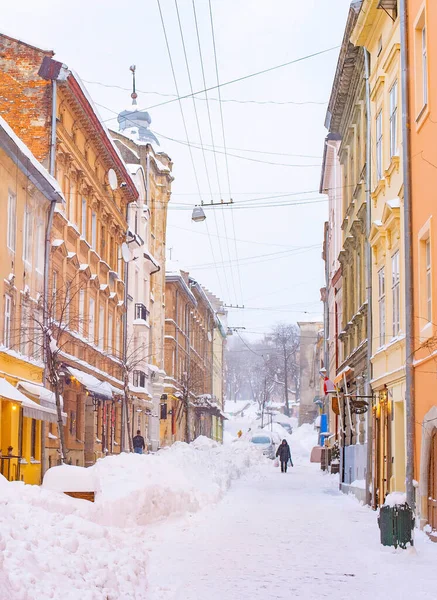 Snødekt Gate Lviv Gamle Med Kafeer Restauranter Vinterbyen Lviv Ukraina – stockfoto