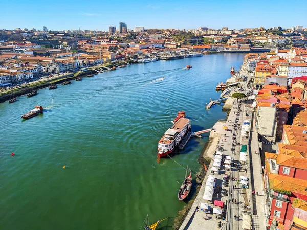 葡萄牙多罗河路易斯桥的波尔图城市景观 传统船只 阳光下的堤岸 — 图库照片