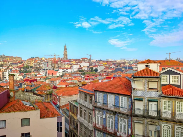 Porto Stadsbild Med Clerigos Tower Bakgrunden Röda Hustak Gamla Stan — Stockfoto