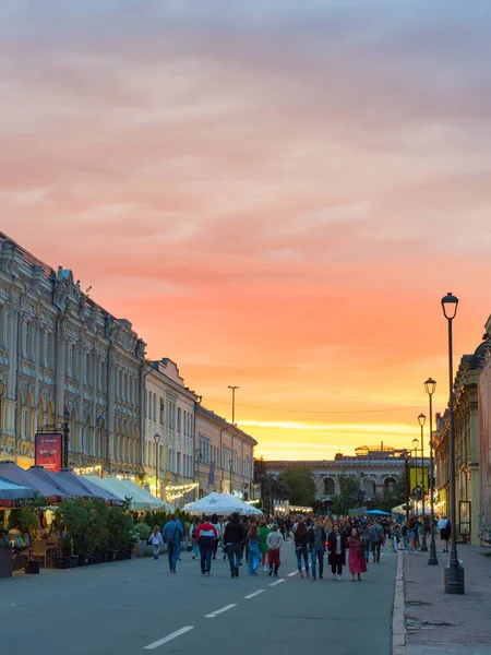 2021年6月14日 Kiev Ukraine June 日落时分 人们在基辅旧城区街道上散步 波尔多是基辅的历史建筑 — 图库照片