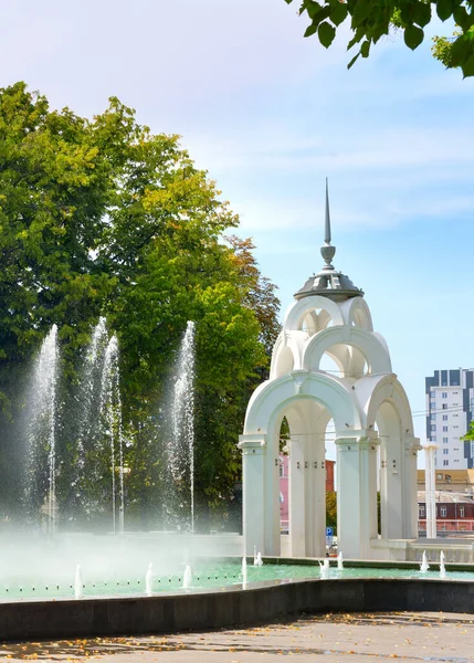 Ayna Akıntısı Cam Akıntısı Kharkov Şehrinin Ilk Sembolü Şehrin Kalbinde — Stok fotoğraf