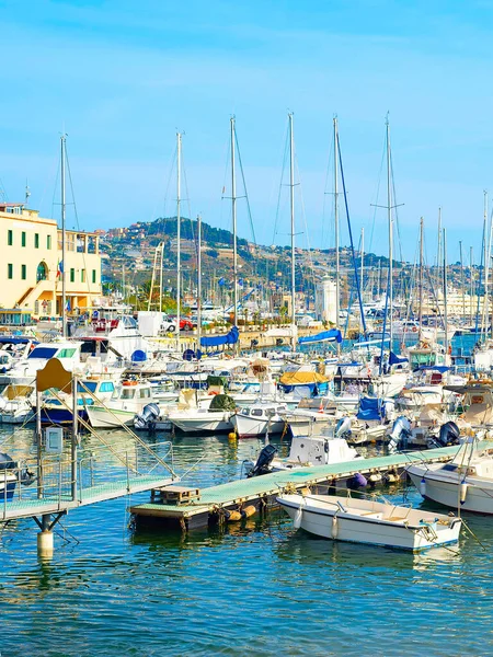 Motorbåtar Och Yachter Förtöjda Småbåtshamnen Kuststaden Solig Dag Italien — Stockfoto