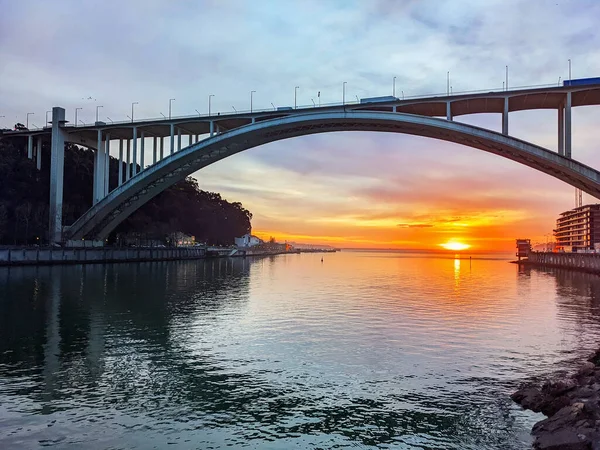 Arrabida Köprüsü Ile Sunset Douro Nehri Manzarası Porto Şehri Portekiz — Stok fotoğraf