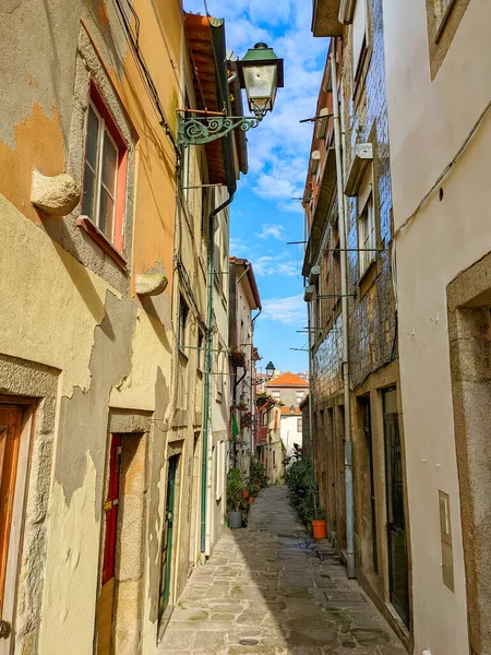 Stary Wąski Widok Ulicę Stare Miasto Porto Słoneczny Dzień Portugalia — Zdjęcie stockowe