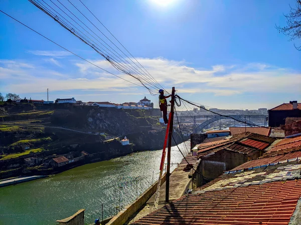 葡萄牙波尔图阳光明媚的空中城市景观 电力服务人员固定装置电线 — 图库照片