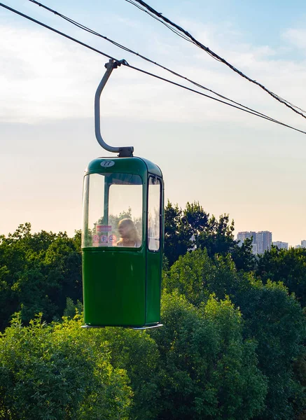 Barevná Kabelová Cesta Přes Park Zelenými Stromy Při Západu Slunce — Stock fotografie