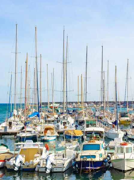 Motorboote Und Yachten Hafen Festgemacht Strahlender Sonnenschein Italien — Stockfoto