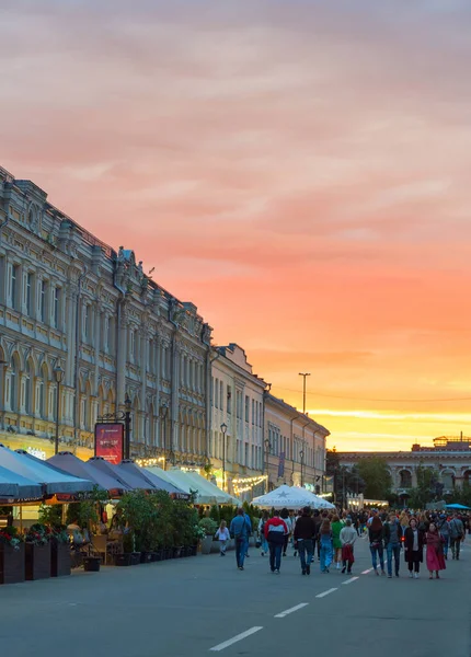Kiew Ukraine Juni 2021 Menschen Spazieren Bei Sonnenuntergang Durch Die — Stockfoto