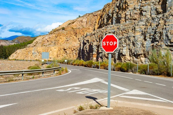 山岳道路 太陽の風景 スペインの標識を停止します — ストック写真