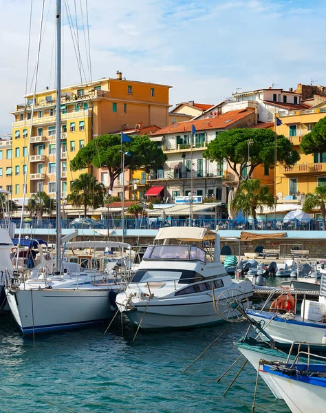 Parlak Güneşli Marina Arka Planda Şehir Manzarası Sanremo Itlay — Stok fotoğraf