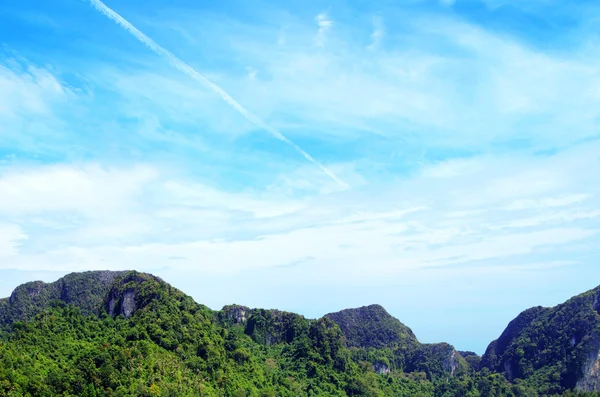 Tropischer Berg mit blauem Himmel — Stockfoto