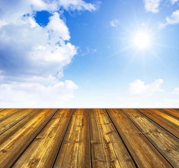 Ciel bleu et fond de plancher en bois — Photo