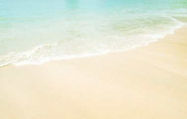 kum plaj su arka plan