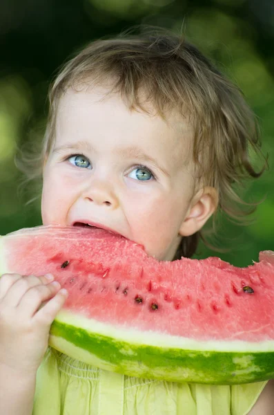 Menina bebê comendo melancia — Fotografia de Stock