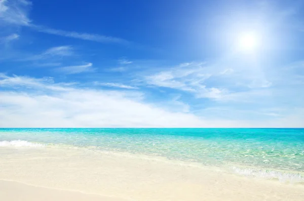 Hermosa playa y mar tropical — Foto de Stock