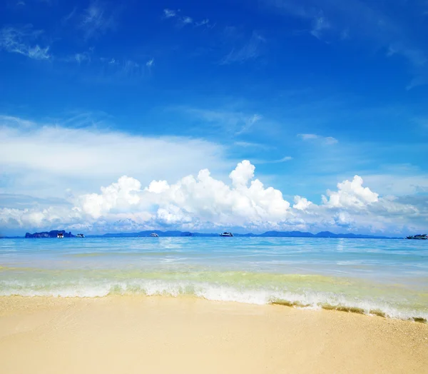 Strand und tropisches Meer — Stockfoto