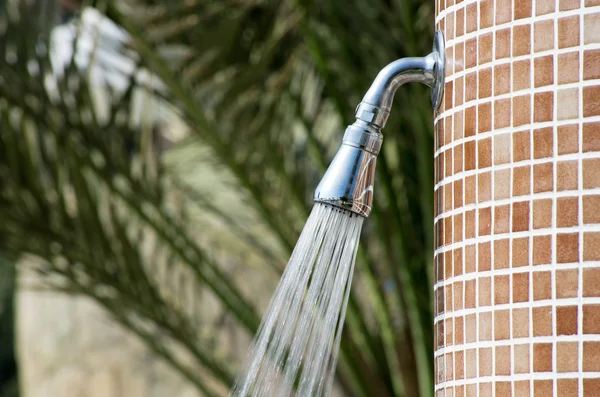 Douche rafraîchissante tropicale — Photo