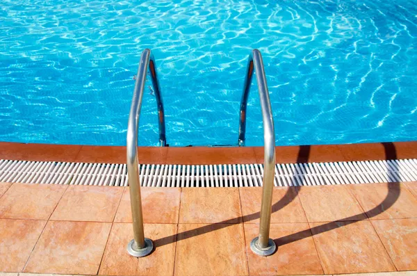 Swimming pool in hotel — Stock Photo, Image