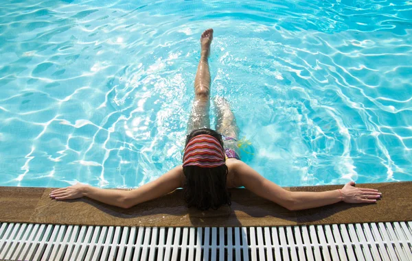 Woman sitting in pool — Stock Photo, Image