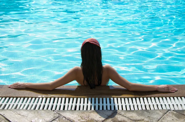 Mujer en la piscina — Foto de Stock