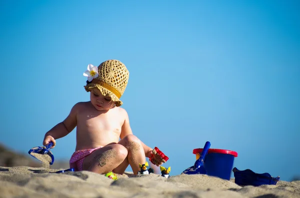 Meisje spelen op strand — Stockfoto