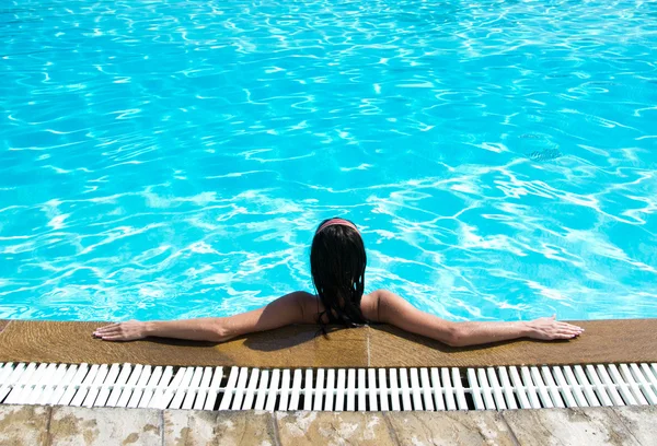 Mujer sentada en la piscina — Foto de Stock