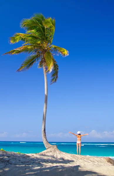 Mujer se relaja en la playa — Foto de Stock