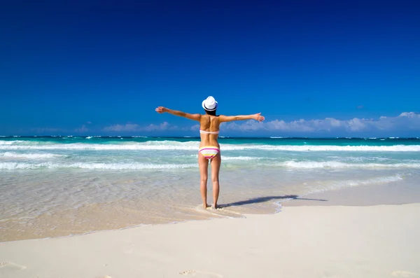 Nő ellazítja a strandon — Stock Fotó