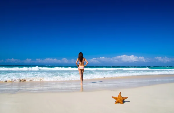 Kumsalda kadın rahatlatır — Stok fotoğraf