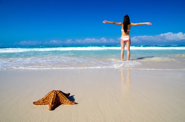 Woman relaxes on beach — Stock Photo, Image