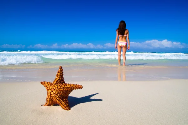 Vrouw ontspant op het strand — Stockfoto